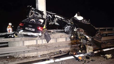 Audi-Fahrer tot - dieser Unfall schockiert sogar Einsatzkräfte. Schreckliche Szenen bei einem Unfall mit einem 560 PS starken Audi RS6 auf der Autobahn A81 bei Mundelsheim in Baden-Württemberg ...